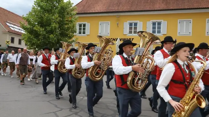 Mit flotten Klängen der Musikkapelle Fehring erfolgte der Einmarsch der Gäste und Weinbauern bei der Eröffnung der 44. Thermen- und Vulkanlandweintage in Fehring.