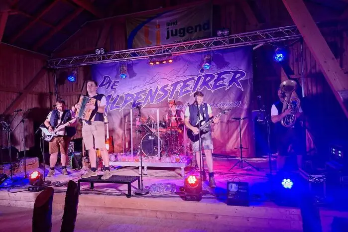 Für beste Stimmung sorgten die Alpensteirer mit zünftiger Musik, die zum Mitsingen und Tanzen einlud. 