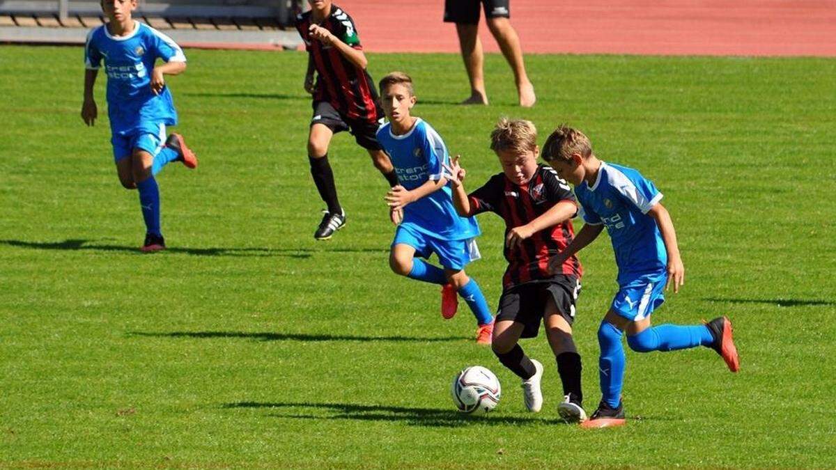 Den Kindern wurde Fußballspielen im Freien verboten