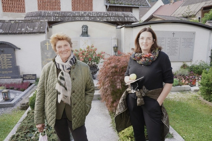 Die Obfrau des Pfarrgemeinderates Krista Kulterer mit der Leiterin der Villacher Stadt-Finanzen Alexandra Burgstaller, einer gebürtigen Sachsenburgerin.  