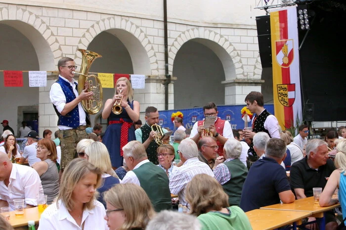 Während am Samstag die Band „Meilenstein“ für Superstimmung sorgte, kamen am Sonntagvormittag die Besucher beim Frühschoppen mit der „Ebersteiner Kirchtagsmusi“ (Foto) voll auf ihre Kosten. 