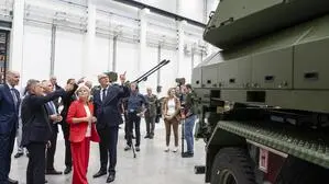 Ministerin Klaudia Tanner mit Amtskollegen Martin Pfister und Rheinmetall-Air-Defence-CEO Oliver Dürr beim Werksbesuch in Zürich