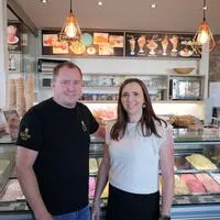 Karina und Markus Gleichweit verkaufen das ganze Jahr in ihrem Café in Rohrbach an der Lafnitz Eis; von Mai bis September zusätzlich in einem kleinen Kiosk vor dem Geschäft