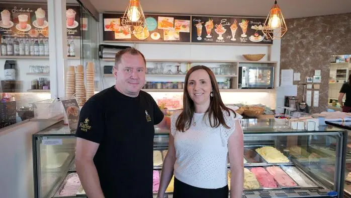 Karina und Markus Gleichweit verkaufen das ganze Jahr in ihrem Café in Rohrbach an der Lafnitz Eis; von Mai bis September zusätzlich in einem kleinen Kiosk vor dem Geschäft