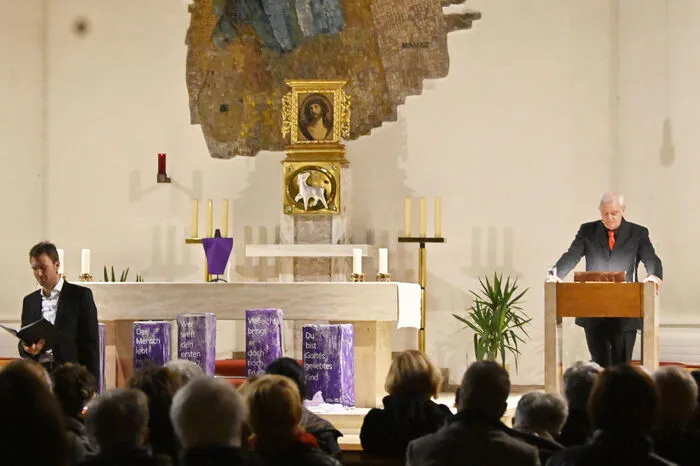 Heiko Ruprecht (Ackermann) und  Michael Vogtmann (Tod) boten einen wortgewaltigen Dialog von zeitloser Aktualität, verfasst um 1400 in sprachlich höchster Qualität.