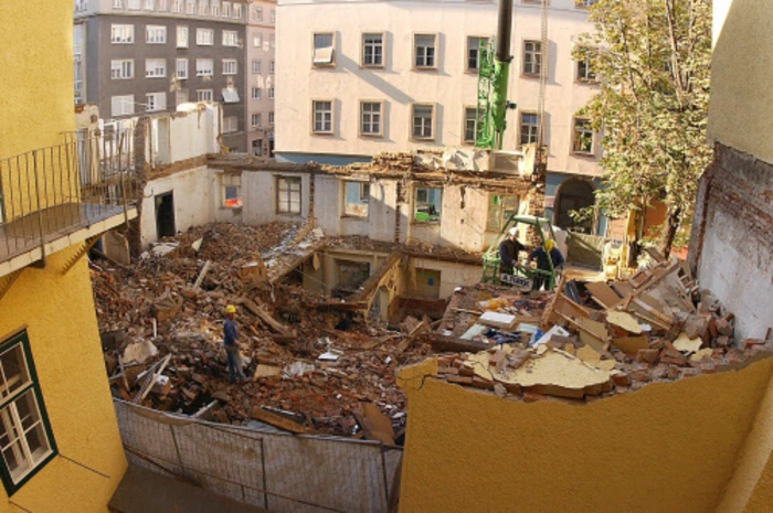 An dem Standort in der Burggasse wurde bekanntlich 2005 das Kommod abgerissen.