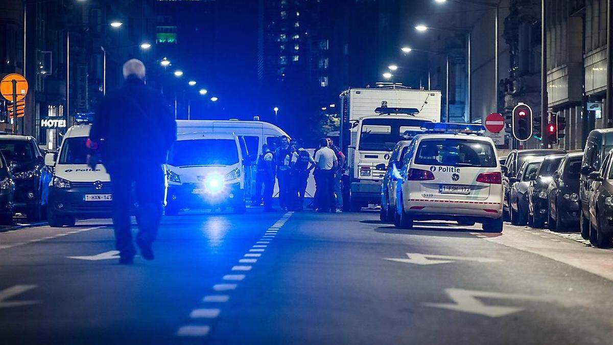 Polizisten am Boulevard Emile Jacqmain in der Brüsseler Innenstadt 