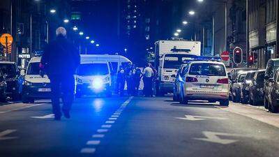 Polizisten am Boulevard Emile Jacqmain in der Brüsseler Innenstadt 