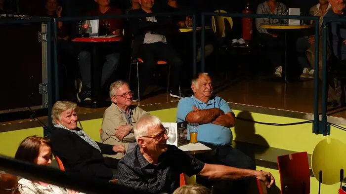 Am Donnerstag, 12. September, verwandelte Gregor Seberg das Zeltweger Theater im Keller in eine humorvolle Bühne, auf der das Publikum einen Kabarettabend der Extraklasse erlebte.