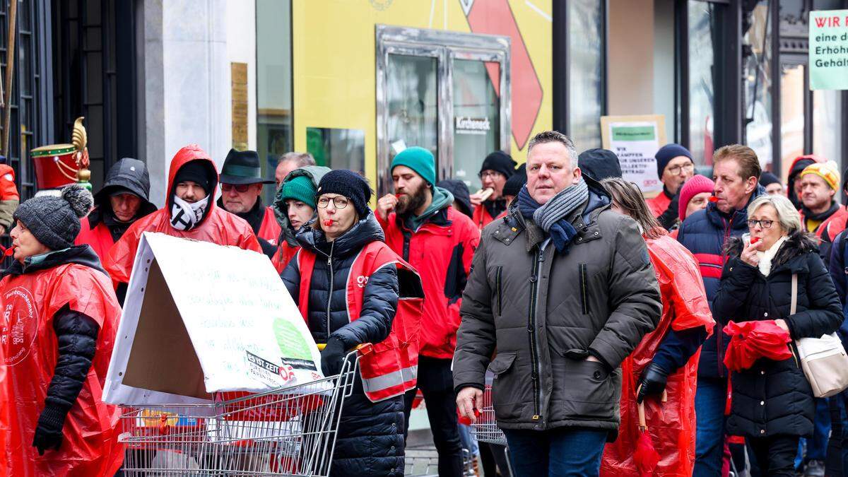 Gewerkschaftsmitglieder gingen am zweiten Adventsamstag für bessere Kollektivverträge auf die Straße