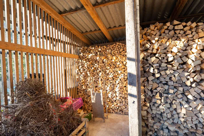 Gemeinsam arbeiten sich die Pensionisten nun Schritt für Schritt in Richtung Autarkie. Vor Kurzem wurde der Kamin saniert, um auch bei Stromausfall versorgt zu sein. „Wir heizen mit Holz, so sind wir nicht von Pellets oder Hackschnitzel abhängig, die erst hergestellt werden müssen.“ Trinkwasser kommt aus einer kleinen Quelle, die sich das Paar mit fünf Bauern teilt.