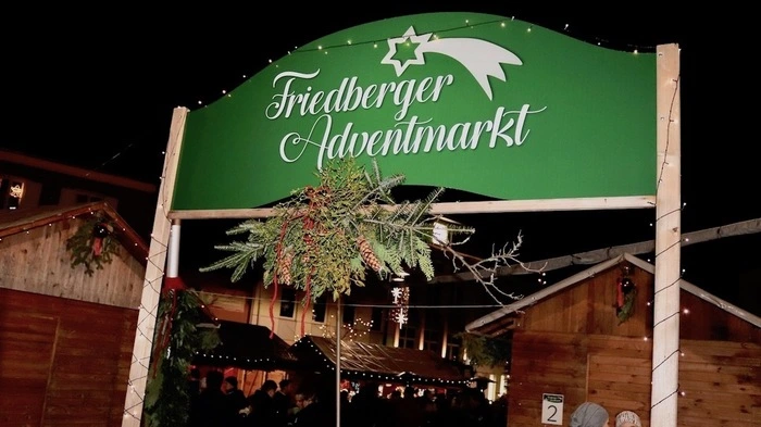 Der Adventmarkt am Friedberger Hauptplatz ist bis Weihnachten an allen Adventwochenenden geöffnet.