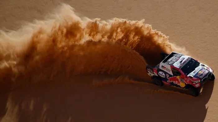 Toyota-Fahrer Nasser Al-Attiyah aus Katar und sein Co-Pilot Mathieu Baumel (FRA) wirbelten auf der 3. Etappe der Rallye Dakar jede Menge Sand auf