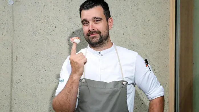 Küchenchef Daniel Weißer hat sich im Gault & Millau drei Hauben erkocht und verblüfft nicht nur mit Wollschwein-Kreationen.
