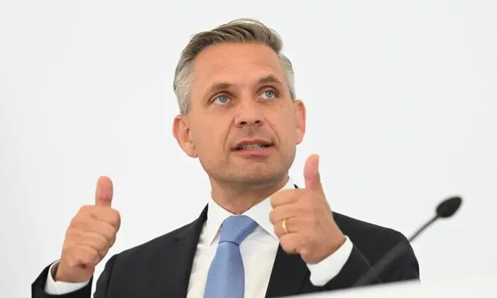 Wirtschaftsminister Wolfgang Hattmannsdorfer (ÖVP) am Freitag, 4. Juli 2025, anl. der PK des Wirtschaftsministeriums 
