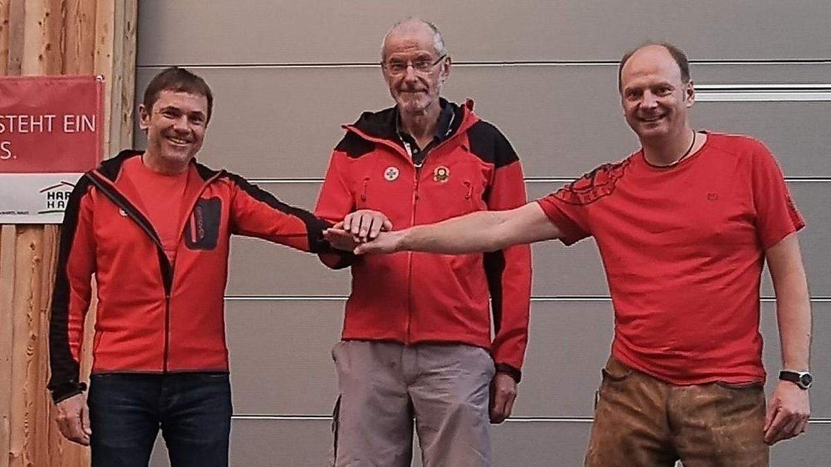 Gerhard Haiden und Andreas Wiltschnigg gratulieren dem Jubilar Karl Hönigschnabel