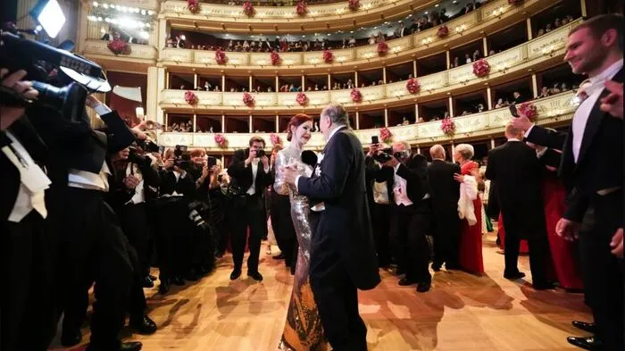 Sie hat ihr Versprechen gehalten: Elvis-Ex Priscilla Presley hat bereits vorweg angekündigt, dass sie mit ihrem Gastgeber das Tanzbein schwingen möchte. In der Wiener Staatsoper setzt sie ihr Vorhaben nach der Eröffnung gleich in die Tat um und fordert Richard Lugner zum Walzer auf. Die beiden sind sichtlich gut gelaunt.