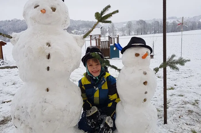 Maurice Schelnast hat gleich zwei Schneemänner gebaut.