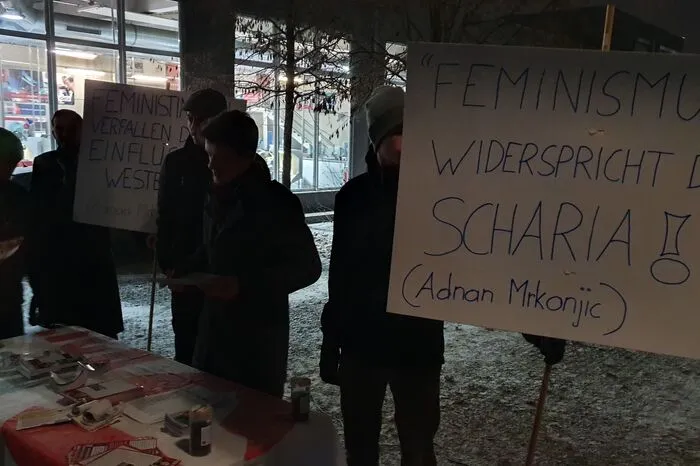 ...unter anderem von jenen jungen Männern, die vor der Veranstaltung vor der Moschee eine kleine Gegendemo abgehalten haben.