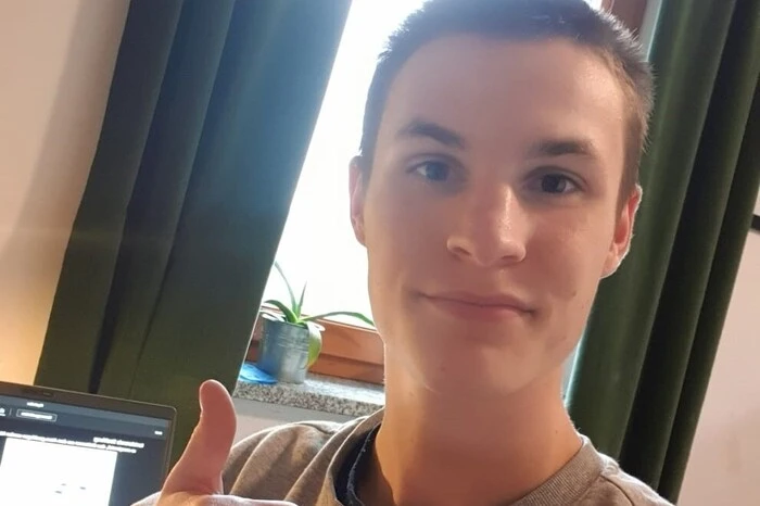 „Ich glaube, es wäre deutlich besser gewesen, wenn die Maturaklassen jeder Oberstufe Präsenzstunden hätten, weil für uns die Matura in Sichtweite ist. Das, was man in der Unterstufe macht, wird sowieso zum größten Teil in der Oberstufe wiederholt. Auch wenn statistisch bewiesen ist, dass Kinder kaum zur Infektionszahl beitragen, wäre es wichtig gewesen, dass die etwas älteren Schüler in der Schule geblieben wären. Das Niveau, das bei der Matura gefordert wird, ist mit der aktuellen Situation nur schwer zu erreichen.“