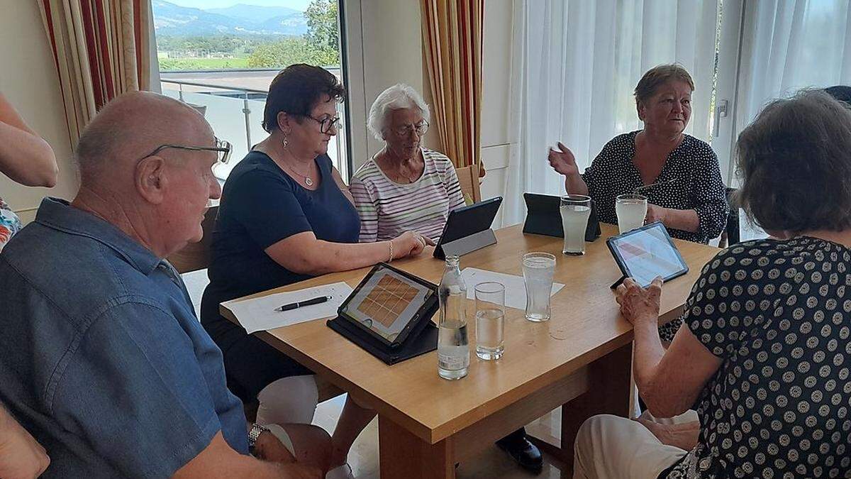 Keine Scheu vor der Technik haben die Seniorinnen und Senioren, die an der Tablet-Olympiade teilgenommen haben