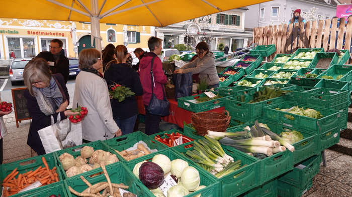 Das Angebot am Weizer Bauernmarkt ist reichlich. Je nach Saison gibt es erntefrisches Gemüse und Obst...