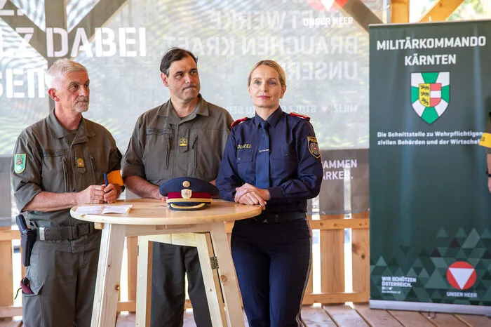 Militärkommandant Walter Gitschthaler, Mario Mikosch, Kommandant der Miliz und Landespolizeidirektorin Michaela Kohlweiß beim Pressegespräch.