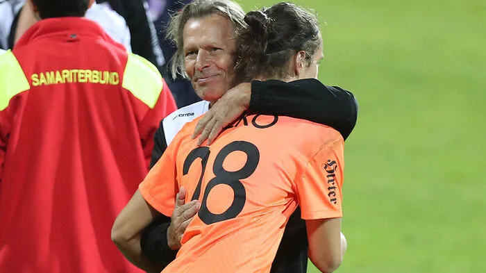 Austria-Coach Franz Polanz gratulierte Goalie Zan Pelko – er hielt den Elfmeter
