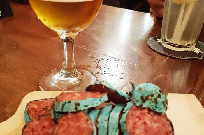 Exotische Bierkreationen kann man in der Brauerei "Frankies" in Breclav bei Adam Jonàs verkosten. Die jgendlichen Etiketten spiegeln die Verspieltheit der Bierkreationen wider.