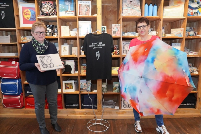 Heidemarie Penker ist die umtriebige und stets gut gelaunte Obfrau der Kulturinitiative Gmünd. Gemeinsam mit Christina Rauter sorgt sie jedes Jahr für eine wunderbare Auswahl an Kunst- und Kinderbüchern, Häferln, Postkarten, Maiutensilien und manches mehr in unserem gut sortierten Museumsshop im Stadtturm Gmünd.