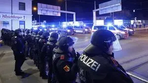 ABD0075_20251211 - GRAZ - ÖSTERREICH: Polizeiabsperrungen und Polizeifahrzeuge vor dem Stadion auf Grund eines Fanmarsch der serbischen Fußballfans vor der Europa League Begegnung/Ligaphase/6. Runde zwischen SK Sturm Graz und Roter Stern Belgrad am Donnerstag, 11. Dezember 2025, in der Merkur Arena in Graz. - FOTO: APA/ERWIN SCHERIAU