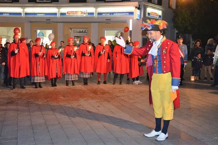 Faschingssymbolfigur Rüdiger Tlapak als Solari lieferte sich mit dem Stadtherren Christoph Stark ein Wortgefecht und versuchte ihn zu einem Regierungswechsel im Rathaus zu überreden.