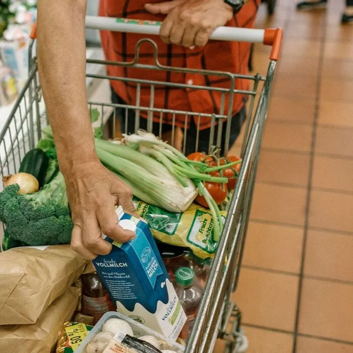 Schenken Sie einer Familie in Not einen <strong>‚vollen Einkaufskorb‘</strong> und helfen Sie einen Kühlschrank mit Lebensmitteln zu füllen. 