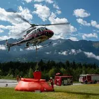 Ein „Bambi-Bucket", das im Füllbecken mit Löschwasser gefüllt wird