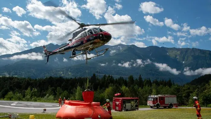 Ein „Bambi-Bucket", das im Füllbecken mit Löschwasser gefüllt wird