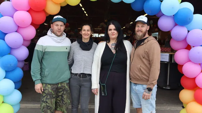 Nadja und Christian Schatz (3. &amp; 4. von links) organisierten mit Unterstützung ihrer Freunde Lesley Klancnik und Manuel Jandl die 1. erste Baby- und Kinderbörse in St. Michael.