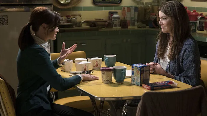 Die Küche, das Essen aus Pappkartons, die Kaffeetassen: Die Girls sind zurück! Am 25. November startet die neue Staffel auf Netflix - vier Folgen in Spielfilmlänge, jede spielt in einer Jahreszeit. Und all die vermissten Gesichter sind dabei...