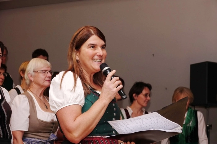 Obfrau Cornelia Grubbauer freute sich über die vielen Besucher und Ehrengäste, die randvoll den Saal füllten.