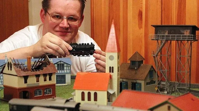Michael Glinik will die Vellachtalbahn mit den Bahnhöfen und Wartehäuschen nachbauen 