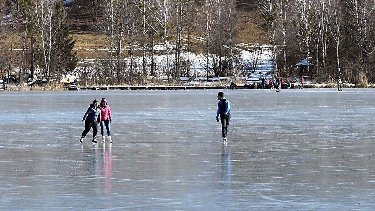 Am Montag war Eislaufen bis 12 Uhr am Längsee möglich