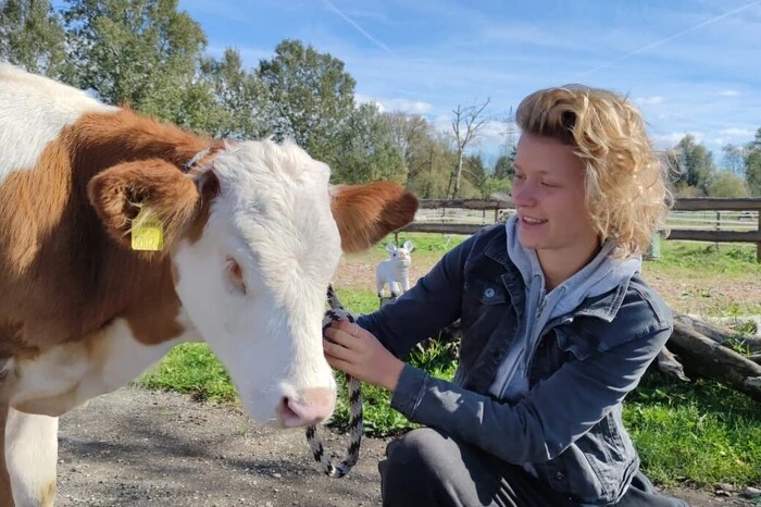Beiden geht es gut, sowohl Lebensretterin Anna als auch dem blinden Kälbchen Bibi 