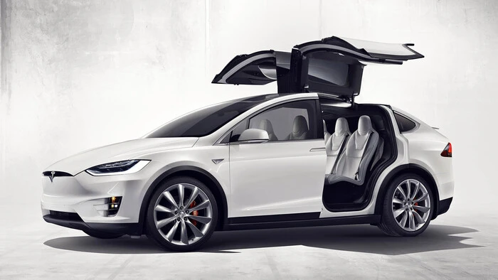 Das erste Elektro-SUV aus der kalifornischen Start-up-Schmiede. Technisch mit dem Model S identisch, ausschließlich mit zwei Motoren und Allrad erhältlich. Unverwechselbar: die Fond-FlügeltürenPreis: Ab 102.500 Euro.Maximale Leistung: 245–418 kWMaximale Reichweite: 542 kmKofferraumvolumen: 2180 LiterAbmessungen: 5037/2070/1684 mm L/B/H
