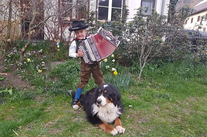 Simon begeistert mit seiner steirischen Harmonika sogar Hund Cookie.