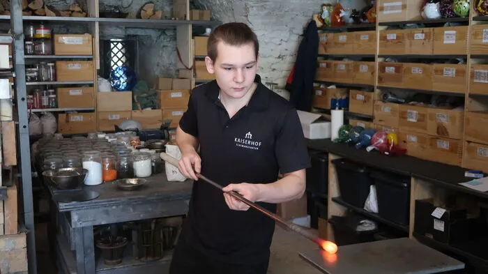 Seit 2010 besteht die Kaiserhof Glasmanufaktur im ehemaligen Zisterzienserstift Neuberg, wo Vasen, Gläser, Kugeln oder Tiere hergestellt werden. Der 19-jährige Valentin Wölflingseder absolviert dort eine österreichweit einzigartige Lehre.