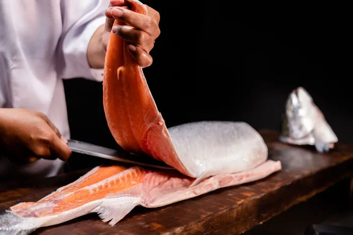 Ein Küchenmesser muss eine scharfe Klinge haben, gut schneiden und komfortabel in der Hand liegen