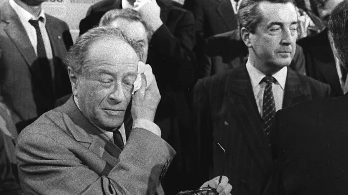 1969 saß Alois Mock zum ersten Mal auf der Regierungsbank - Kanzler Josef Klaus holte ihn als Unterrichtsminister in die ÖVP-Alleinregierung. Ein Dreivierteljahr später errang die SPÖ unter Bruno Kreisky die Absolute und die ÖVP landete in der Opposition. 1983 dann der Coup: 1979 wurde Mock ÖVP-Chef und brach 1983 die Absolute der SPÖ, Bruno Kreisky trat zurück.