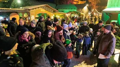28.11.2025, Schladming, Steiermark, Österreich (Austria): Der Advent am Talbach ist eine Veranstaltung der Schladminger Bergweihnacht. Er findet alljährlich im Areal rund um die Talbachschenke statt und wurde am 28. November 2025 offiziell eröffnet. Bild zeigt Moderator Sepp Reich und Besucher. 
Fotocredit: Martin Huber