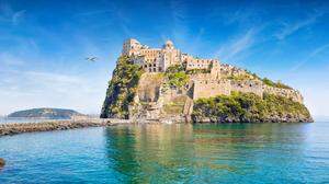 Das Castello Aragonese thront auf einer kleinen Felsinsel im Osten Ischias