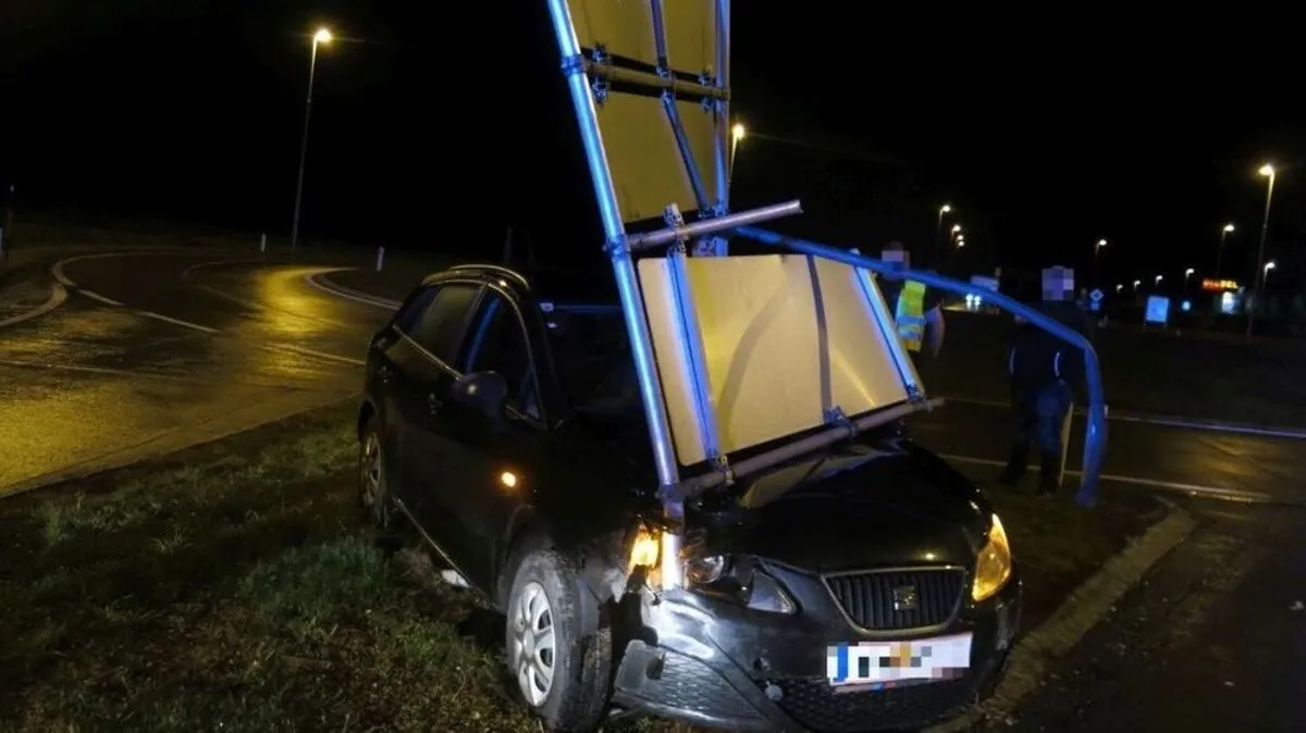 Beim Kreisverkehr beim EO (Einkaufszentrum Oberwart) war Samstagabend ein Pkw in einen Wegweiser gekracht