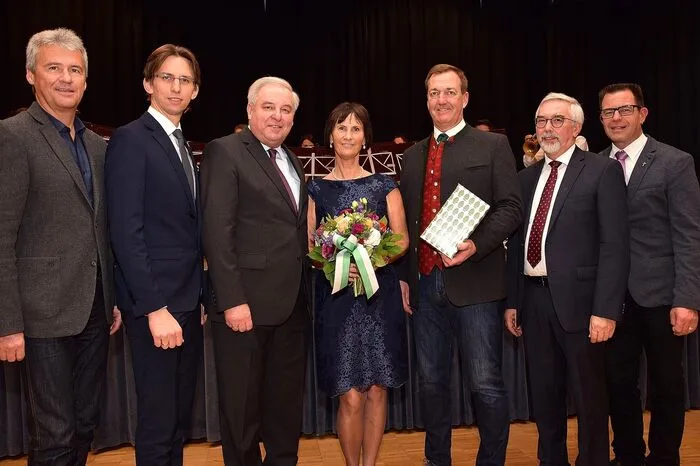 Unter der Gratulantenschar waren Vizebürgermeister Johann Lappi und Ewald Schantl, Gemeindekassierin Romana Vehovec-Huhs und weitere Gemeinderäte, ferner die Nachbarbürgermeister, ÖVP-Bezirksobmann Joachim Schnabel, Karl Wratschko und Werner Grassl, Pfarrer Robert Strohmaier, Bürgermeister Manfred Rotte mit dessen Vorgänger Michael Niederhalt aus der deutschen Partnergemeinde Schwarzenfeld, Bezirkshauptmann Manfred Walch, Vertreter aus Wirtschaft, Vereinen und Institutionen.